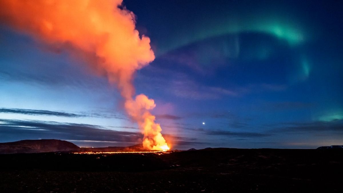 Neuvěřitelné záběry: polární záře nad vybuchující islandskou sopkou